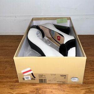 NWT Michael Kors block heel patent leather shoe with round toe